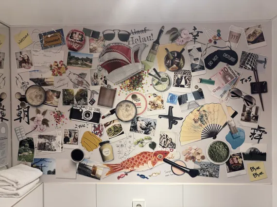 Scattered images of Düsseldorf tourism, including icons of both German and Japanese culture – a beer coaster, a fan, euro notes, a lantern.